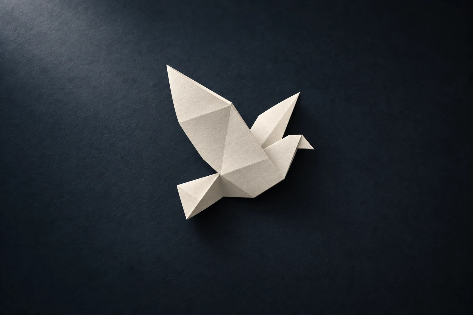 La même feuille blanche transformée en colombe en origami
