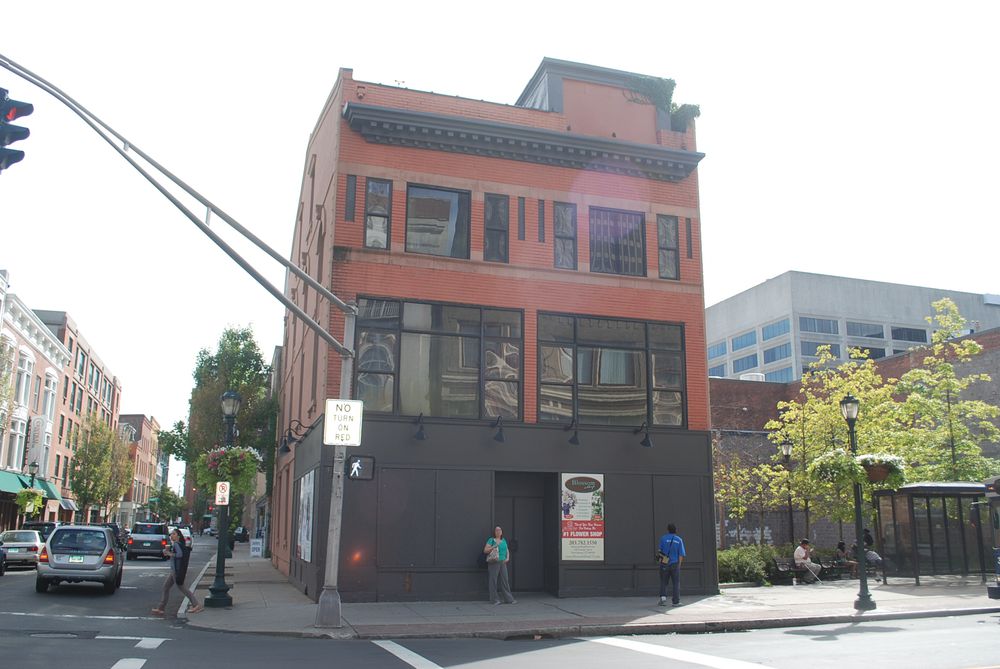 Historic view of 808–810 Chapel Street and the neighboring bus shelter before demolition.